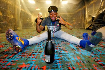 Ronald Acuña Jr. célèbre seul le titre de la Classique mondiale de baseball du Venezuela dans le club-house, en utilisant une bouteille de champagne pour soutenir son téléphone