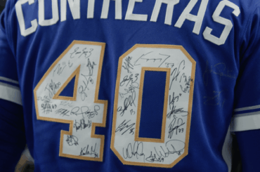 Willson Contreras a demandé à ses coéquipiers et entraîneurs de signer son maillot avant la finale de la Classique mondiale de baseball