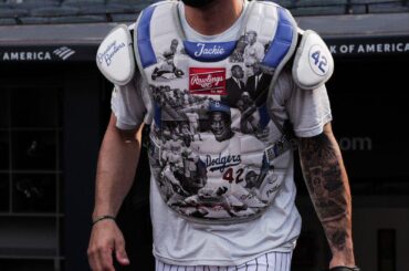L'équipement de receveur inspiré de Jackie Robinson de JC Escara pour le match de ce soir