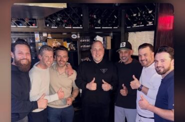 Alex Cora a partagé une nouvelle photo de tous les entraîneurs des Red Sox licenciés sortant dîner