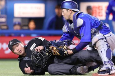 🇯🇵 La NPB a annoncé que l'arbitre Takuto Kawakami, qui a été frappé à la tête par une batte lors du match Yakult contre Yokohama le 17 de ce mois, a été transféré de l'USI vers une salle commune. Il n'a pas encore repris conscience et continuera de recevoir des soins et une rééducation.
