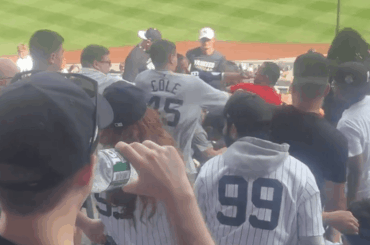Les fans en colère des Yankees se donnent des coups de poing alors qu'une énorme bagarre éclate dans le Bronx