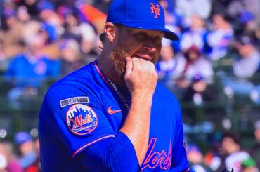 Craig Kimbrel a un avant-goût entre les pitchs.