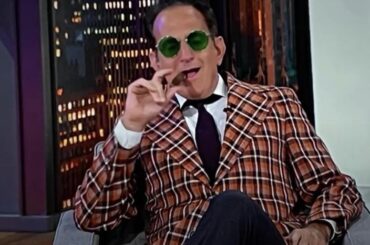 Chuck Garfien, analyste d'après-match des White Sox, sort une veste de costume élégante, des lunettes vertes et un cigare de célébration après que les White Sox ont quitté les Angels.