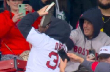 Les fans des Red Sox commencent leur semaine de travail en buvant une bière avec leurs chaussures