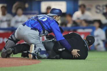La NPB a annoncé que l'arbitre Takuto Kawakami, qui a été touché directement à la tête par une batte lors du match d'hier, a subi une intervention chirurgicale d'urgence et est actuellement soigné dans l'unité de soins intensifs. "Il s'agit d'un incident extrêmement grave et nous examinerons l'adéquation des mesures de protection",