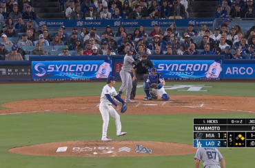 Liam Hicks frappe un circuit de 3 points juste devant Yoshinobu Yamamoto pour donner l'avantage aux Marlins au 5e
