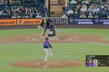 Un fan des Rocheuses incite le gardien de but à plonger pour attraper une fausse balle qui rebondit