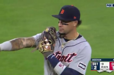 Elly De La Cruz FUME une balle à 115 MPH (l'une des balles les plus durement touchées de toute la saison) et Javy Baez l'attrape d'une manière ou d'une autre pour un retrait.