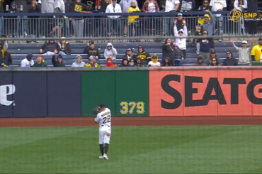 Jake Mangum a lancé cette balle de baseball à un jeune fan et un moment extrêmement réconfortant s'en est suivi.