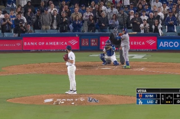 (Point culminant) Alex Vesia lance une 9e manche parfaite, retirant sur des prises, pour fermer la porte aux Mets lors d'une soirée où toutes les infirmières de l'hôpital l'automne dernier étaient là pour regarder