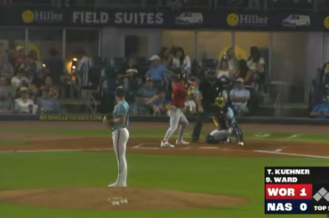 Braiden Ward des Red Sox de Worcester en Triple-A est touché au casque avec un lancer et lance sa batte sur le lanceur Tate Kuehner alors que les bancs se dégagent légèrement. Ward a été expulsé, même si c'est la huitième fois cette saison que Ward est touché par un lancer en 15 matchs.
