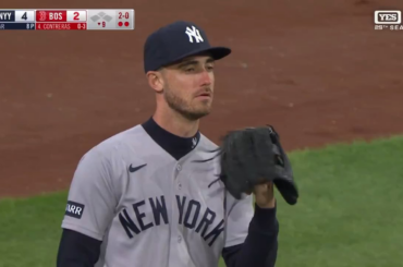 Cody Bellinger faisant tournoyer son gant avec son doigt dans le champ extérieur