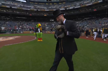 Punxsutawney Phil a pris le monticule à Pittsburgh pour un premier lancer de cérémonie et Oneil Cruz donne une banane à Punxsutawney Phil