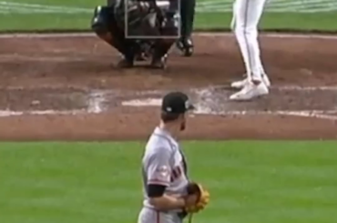 (Jomboy Media) "Va te faire foutre. Lance cette putain de balle." Spencer Steer a eu quelques mots pour JT Brubaker puis a immédiatement obtenu un succès.