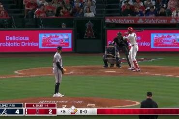 (Point culminant) Jorge Soler et Reynaldo López échangent des coups alors que les bancs se dégagent des deux côtés