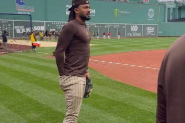 Tatis Jr admirant Fenway Park, c'est la première fois que Tatis joue à Fenway, même s'il s'agit de sa 7ème saison dans les Majors.