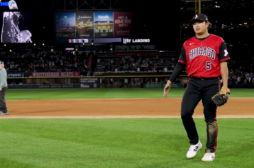 Munetaka Murakami et Miguel Vargas se serrent la main tandis que des feux d'artifice se déclenchent en arrière-plan