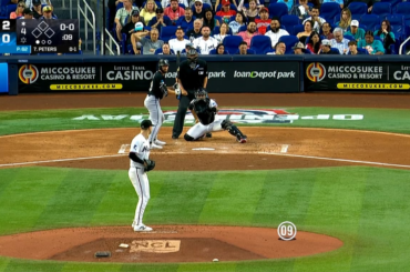 L'épaule Janson Junk des Marlins vérifie Tristan Peters des White Sox pour le deuxième retrait de la manche