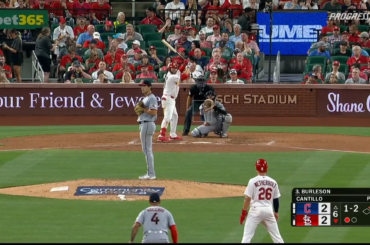 Nouveau pour 2026 Le voltigeur de centre Steven Kwan effectue un plongeon attrapé et un lancer derrière le coureur pour un double jeu de fin de manche !