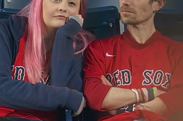 Une femme essaie de remonter le moral de son petit ami qui est fan des Red Sox de Boston en 2026