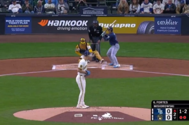 CB Bucknor tombe après avoir été touché au visage par une fausse balle à 100 mph et est retiré du jeu