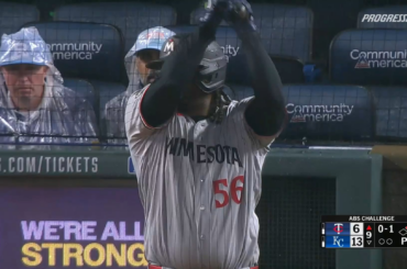(Point culminant) Josh Bell conteste une frappe annoncée, gagne par 0,1", puis frappe un circuit de 3 points