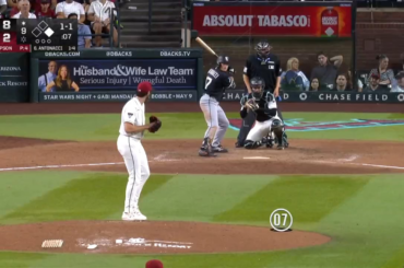 Sam Antonacci atteint son premier HR en carrière lors d'un HR à l'intérieur du parc qui est touché par le personnel du stade. Jugé non révisable.