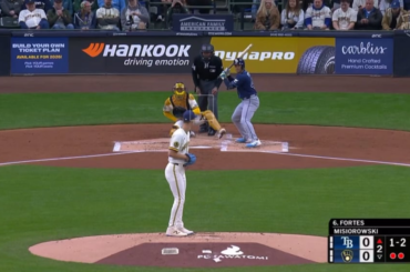 CB Bucknor est retiré du jeu au 2ème après qu'un mauvais conseil lui ait frappé le visage