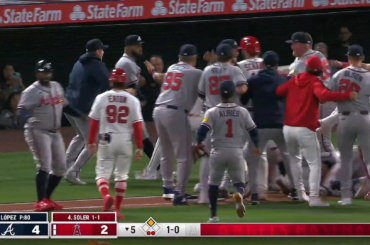 (Point culminant) Jorge Soler a une réaction retardée à une balle rapide de Reynaldo Lopez, et il charge le monticule, provoquant le dégagement des bancs ! Les deux ont été éjectés. (VIDÉO COMPLÈTE ET REPLAYS)