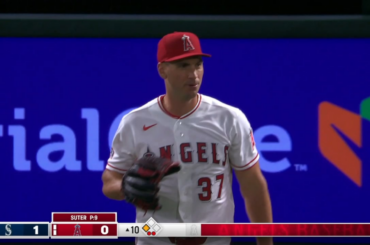 Julio Rodriguez ne remarque pas que les Angels le promènent intentionnellement, alors lui et Josh Naylor se mobilisent pour se préparer à frapper en même temps.