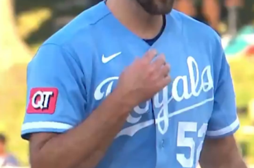 (Jomboy Media) L'entraîneur des frappeurs des A, Chris Cron, est expulsé parce que l'arbitre du marbre, John Libka, a laissé Michael Wacha lancer un lancer juste après avoir rangé sa chaîne cassée.