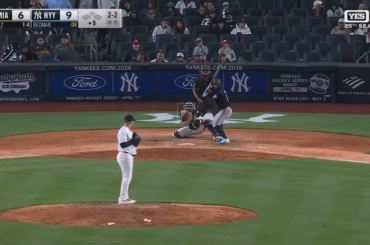 (Lowlight) Jazz Chisholm Jr prend trop de temps pour effectuer le lancer en premier, permettant à Otto Lopez d'atteindre en toute sécurité sur un grounder de routine