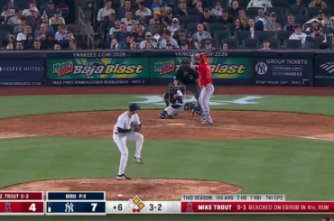 (Point culminant) Mike Trout frappe un circuit de 3 points pour égaliser le match !