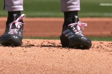 Le partant des Diamondbacks, Brandon Pfaadt, portait des lacets roses aujourd'hui pour révéler le sexe de son frère.