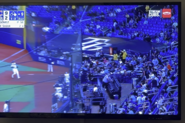 Un fan des Rays traque effrontément une fausse balle