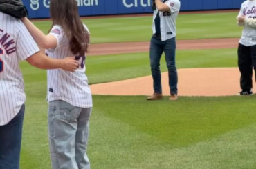 (Jomboy Media) L'équipe olympique américaine de patinage artistique a lancé le premier lancer du match des Mets aujourd'hui et cela ne semble pas se dérouler comme prévu.