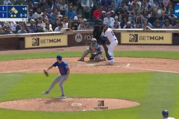 (Point culminant) Carson Kelly arrive pour frapper et frappe un circuit de 3 points sur le premier lancer qu'il voit. Les Cubs mènent les Mets 4-1.