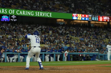 La batte ÉPIQUE de Max Muncy est tombée lors de son TROISIÈME coup de circuit de la soirée, qui était également un WALK-OFF DINGER, capturé sur le terrain !