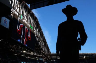 Cette statue était trop controversée pour un aéroport de Dallas. Pourquoi les Texas Rangers lui ont-ils donné une maison ?