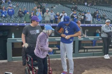 (Ardaya) Shohei Ohtani vient de s'arrêter pour signer pour Momoyo, une femme de 100 ans qui a survécu au bombardement de Nagasaki.