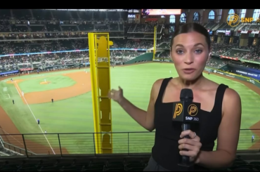 (Point culminant) Hier soir, Oneil Cruz a frappé un circuit depuis le poteau des fautes contre les Rangers. L'émission des Pirates d'aujourd'hui a montré que le ballon avait laissé un divot au sommet du poteau des fautes.