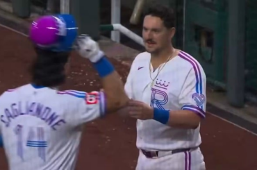 Vinnie Pasquantino embrasse Jac Caglianone après son home run