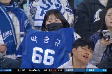 Park Seung-Kyu, à qui il ne manque qu'un double pour un coup sûr du cycle, en frappe un profondément dans le champ central et dépasse le deuxième but pour un triple sans hésitation, au grand désarroi de ses coéquipiers.