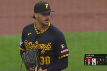 (Point culminant) Jordan Walker réalise son 9e HR de l'année et les Cardinals en ont réalisé TROIS contre Paul Skenes dans le 1er 💪 Walker a un .920 OPS tout au long de son premier mois de l'année !