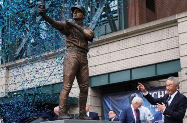 Dévoilement de la statue d'Ichiro Suzuki au parc T-Mobile gâché par une chauve-souris cassée