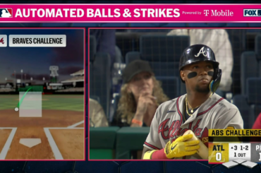 (Point culminant) Ronald Acuña Jr. conteste un strike appelé trois, gagne, retire immédiatement, puis un fan des Phillies le nargue en tapant sur sa casquette alors qu'Acuña retourne sur le banc.