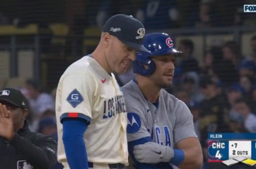 Kiké Hernandez tente en vain de convaincre Michael Conforto de célébrer les Dodgers après son arrivée sur la base