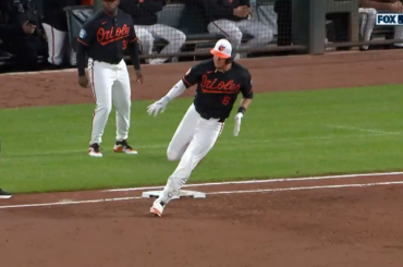 (MLB sur FOX) Ryan Mountcastle quitte le match de ce soir en 2e manche après avoir trébuché au deuxième but sur un double