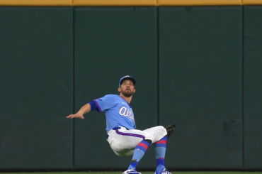 (Point culminant) Eli White tente d'attraper une balle de baseball, ce qui se traduit par un triple pour Kyle Schwarber